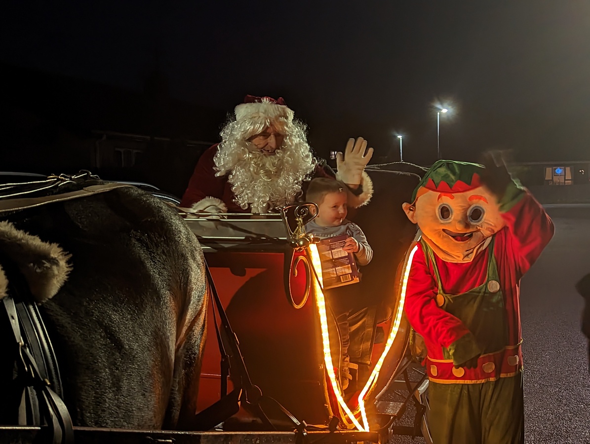 Santa Visits Killen 2022 - Claremount Drive   (5)